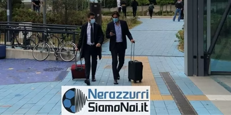 Dario Baccin lascia la sede del'Inter con la valigia