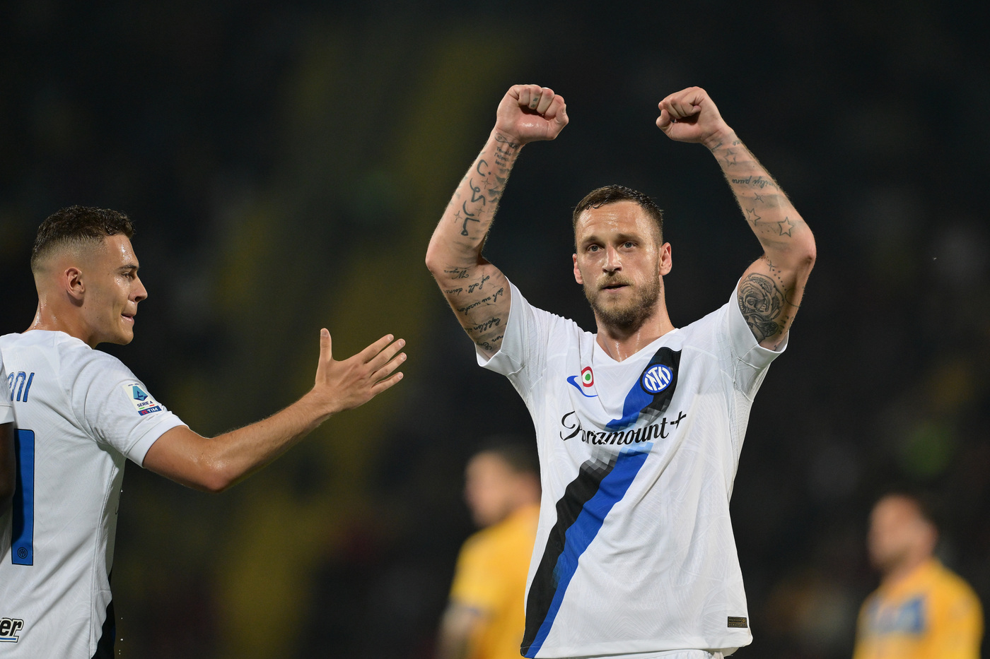 L'attaccante dell'Inter Marko Arnautovic esulta per un gol contro il Frosinone
