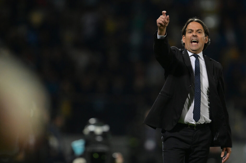 Il tecnico dell'Inter Simone Inzaghi da indicazioni ai giocatori in campo contro il Frosinone
