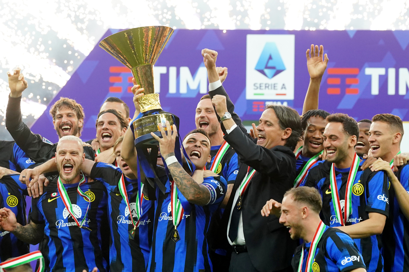 Simone Inzaghi e i giocatori dell'Inter alzano lo scudetto 2023/2024