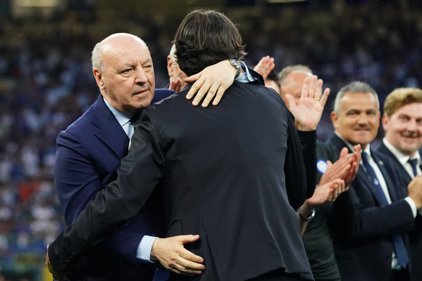 L'amministratore delegato dell'Inter Giuseppe Marotta abbraccia Simone Inzaghi alla consegna dello scudetto vinto
