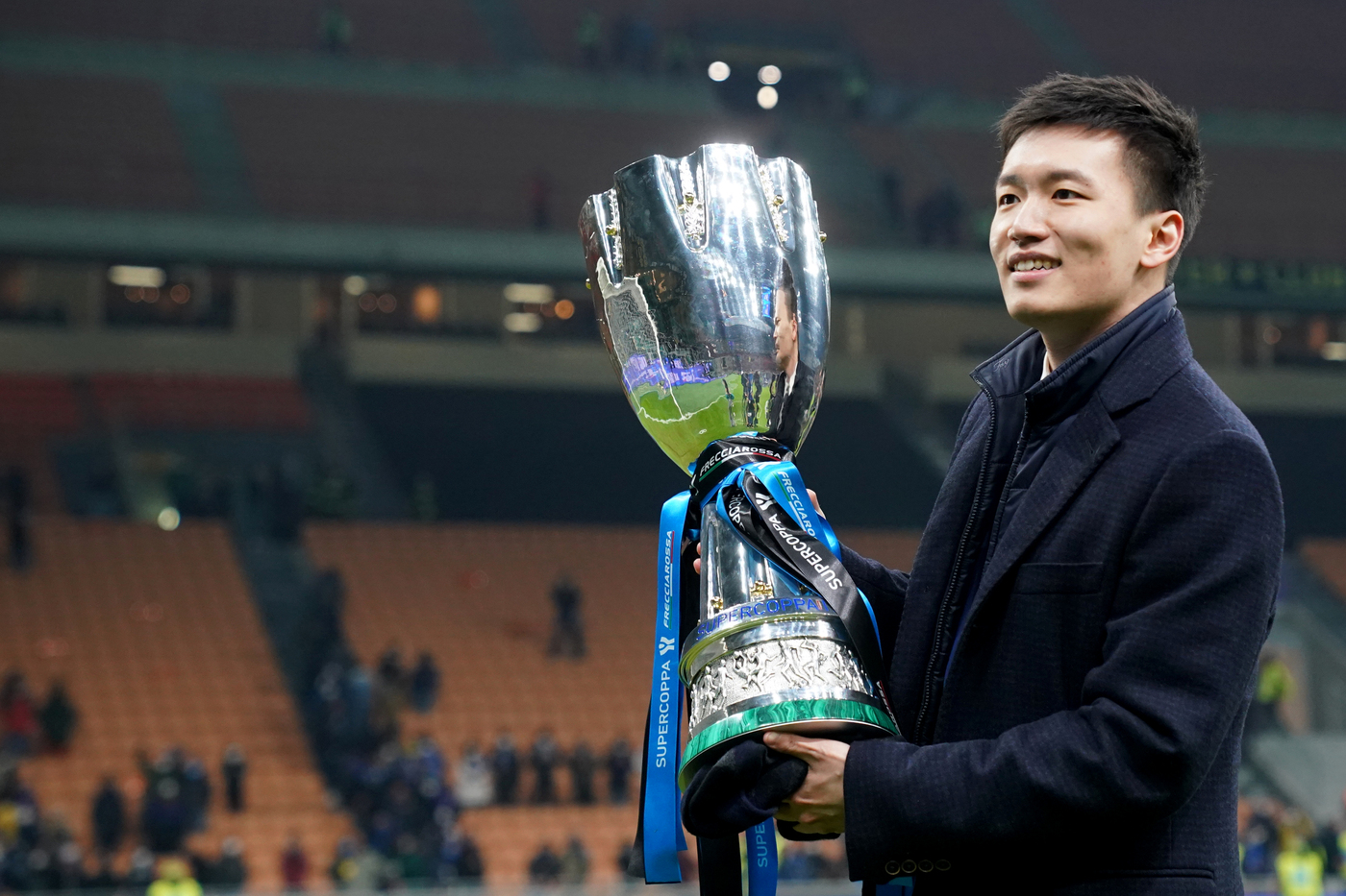 Il presidente dell'Inter Steven Zhang alza la Supercoppa vinta nella stagione 2021/2022 contro la Juventus