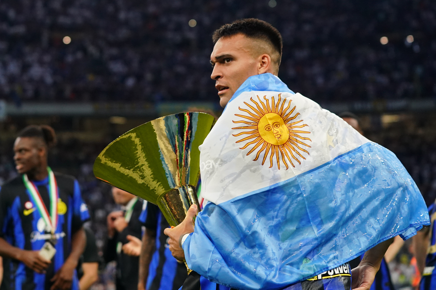 Il capitano dell'Inter Lautaro Martinez a San Siro con lo scudetto vinto in mano e la bandiera argentina sulle spalle
