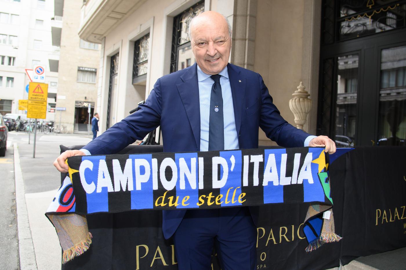 Giuseppe Marotta con la sciarpa dell'Inter dopo la nomina a presidente del club