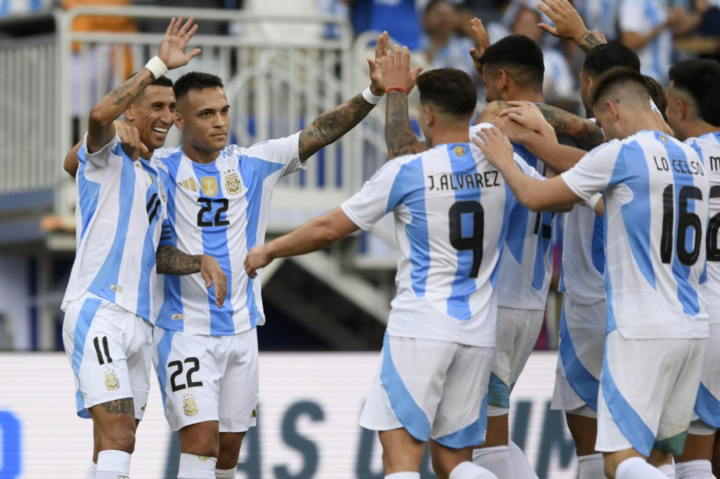L'attaccante dell'Inter Lautaro Martinez festeggia un gol insieme ai compagni con la nazionale argentina in amichevole contro l'Ecuador