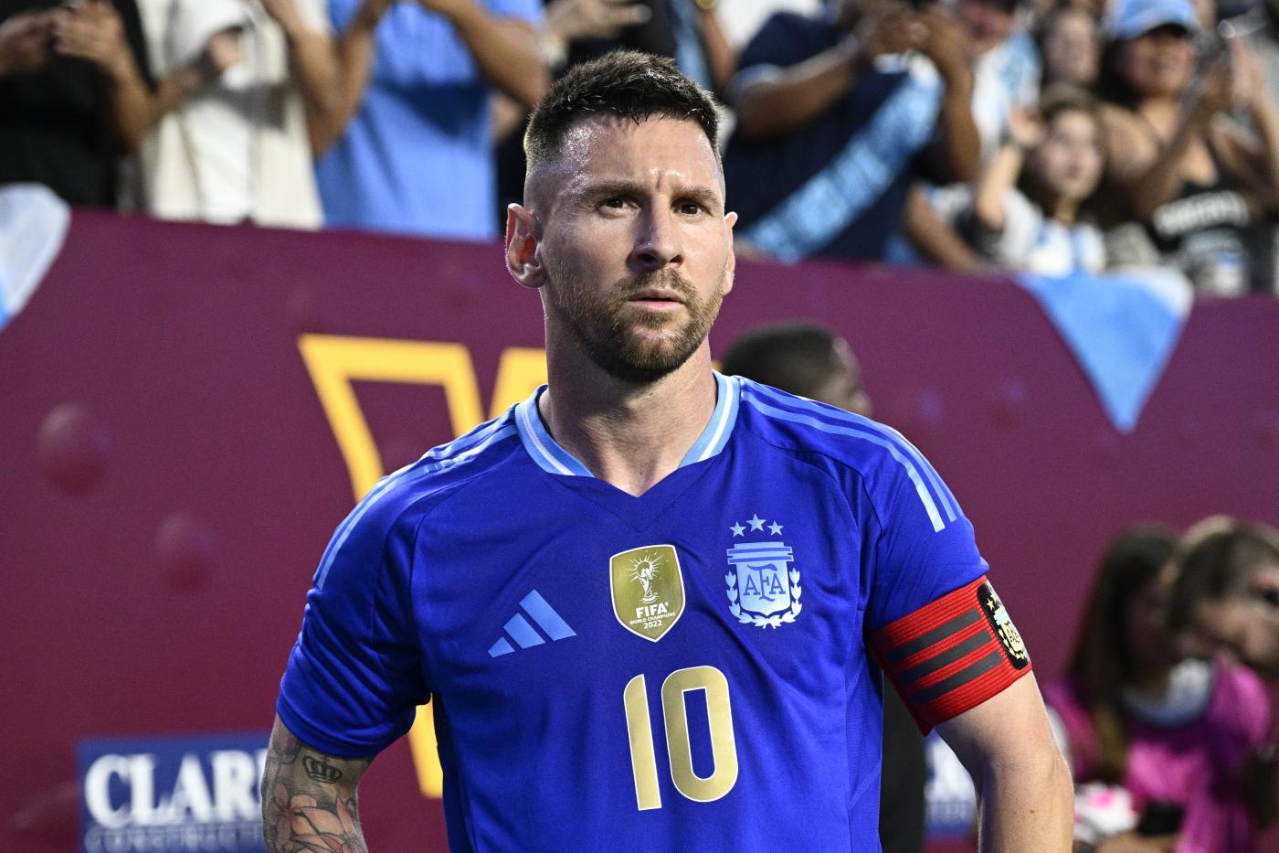 Il capitano dell'Argentina Lionel Messi in campo con la sua nazionale contro il Guatemala