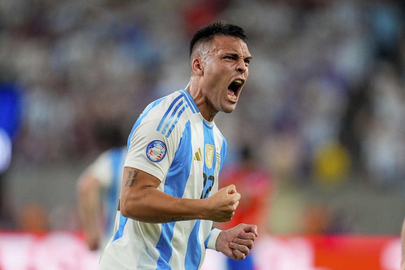 Il capitano dell'Inter Lautaro Martinez esulta per un gol segnato con l'Argentina