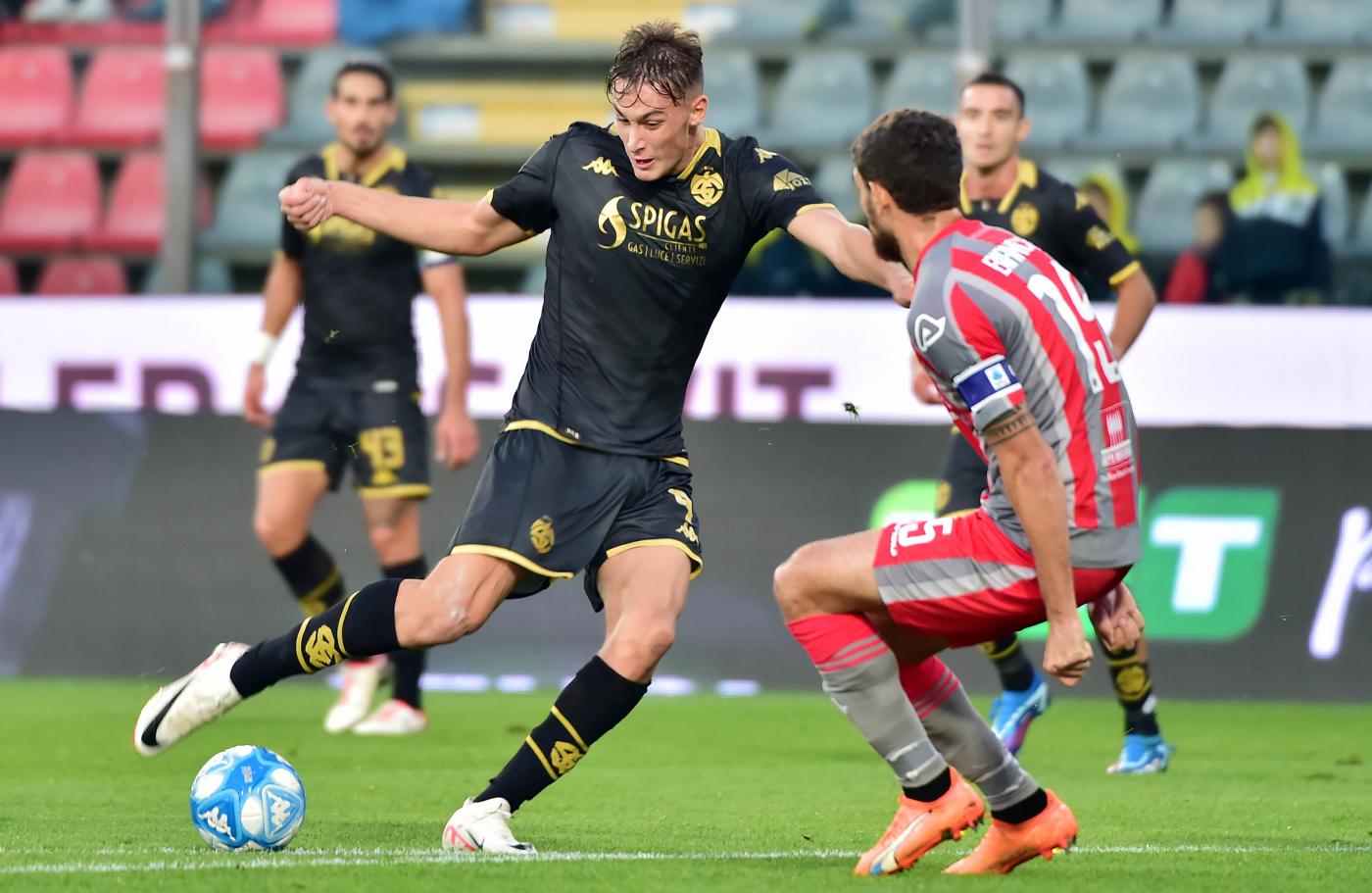 L'attaccante Francesco Pio Esposito si appresta a calciare in porta contro la Cremonese