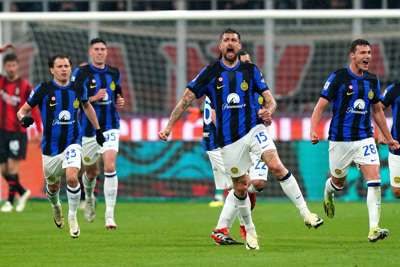 Acerbi esulta per il gol segnato nell'ultimo derby tra Inter e Milan che ha portato al ventesimo scudetto nerazzurro