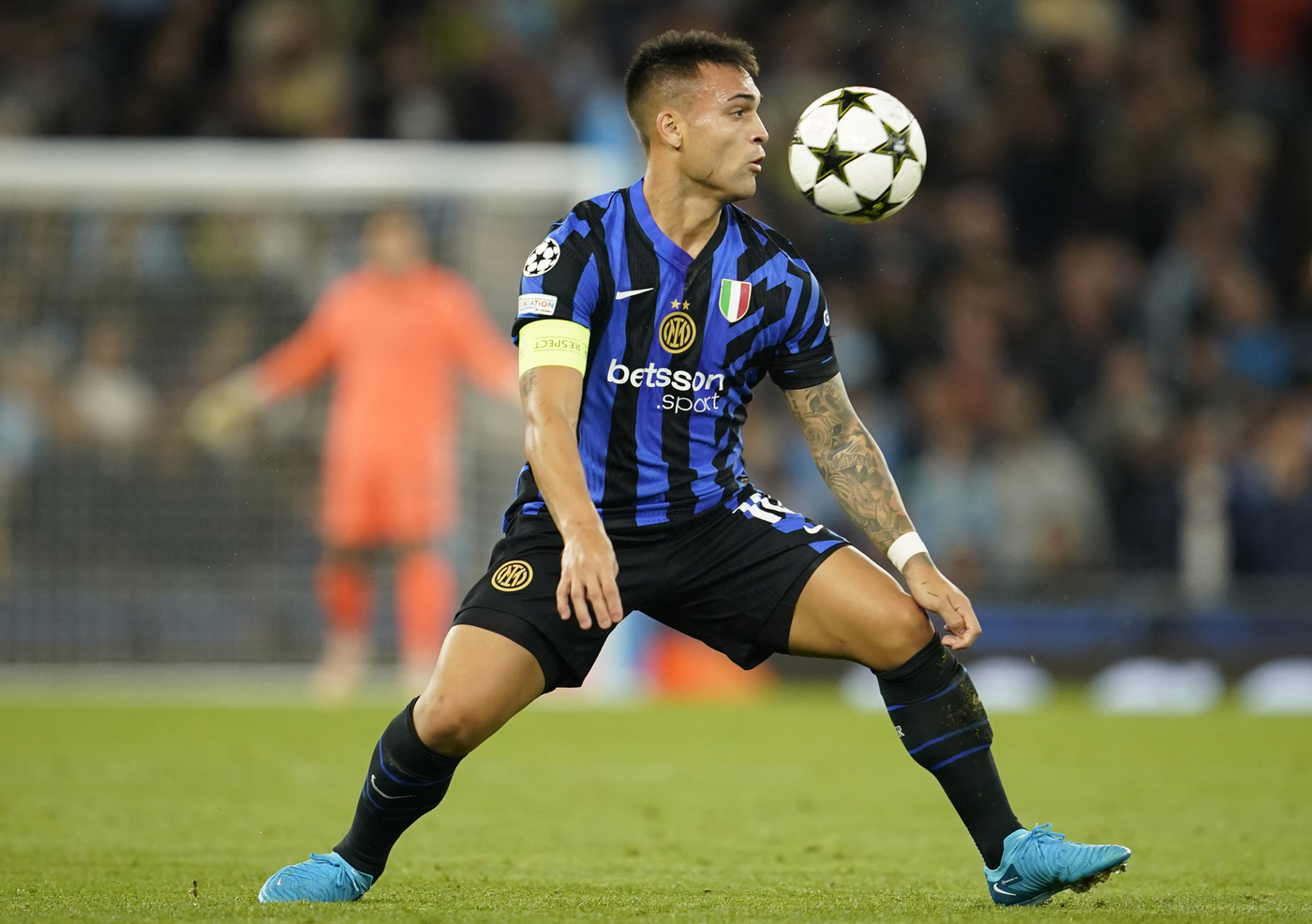 L'attaccante dell'Inter Lautaro Martinez in campo in Champions League contro il Manchester City