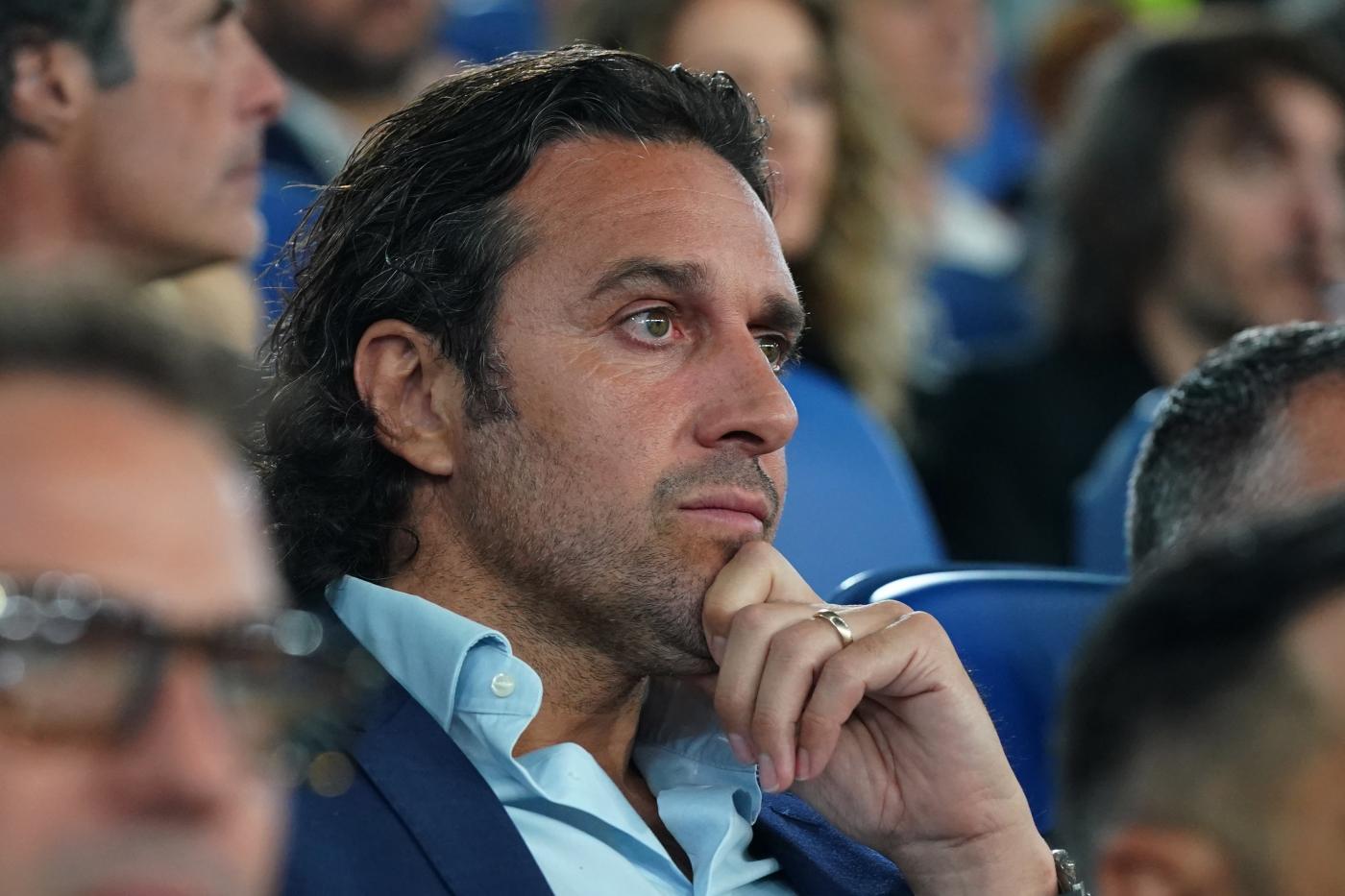 L'ex attaccante Luca Toni inquadrato sugli spalti dell'Olimpico per la finale di Coppa Italia