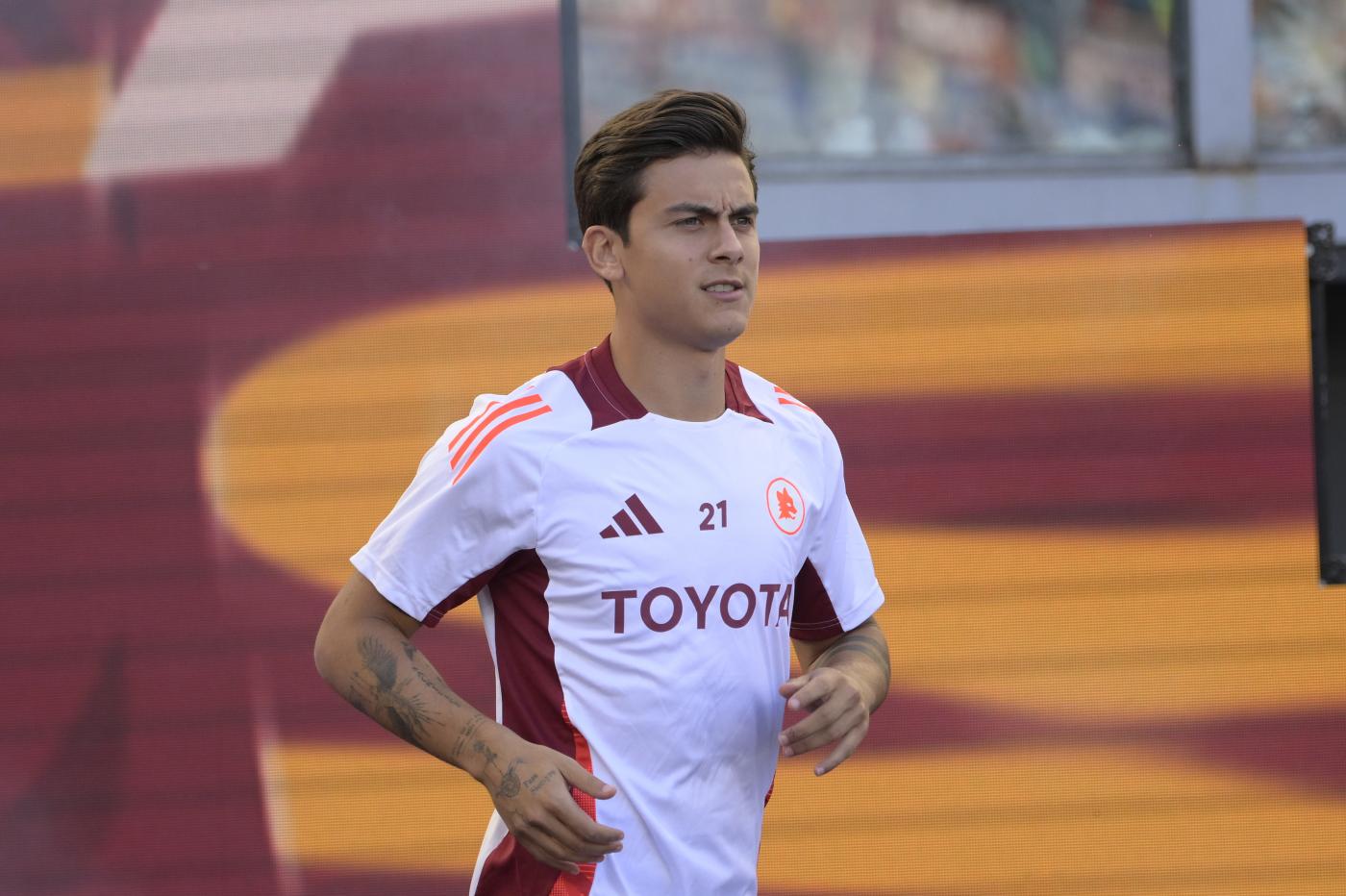 L'attaccante della Roma Paulo Dybala in campo con i giallorossi