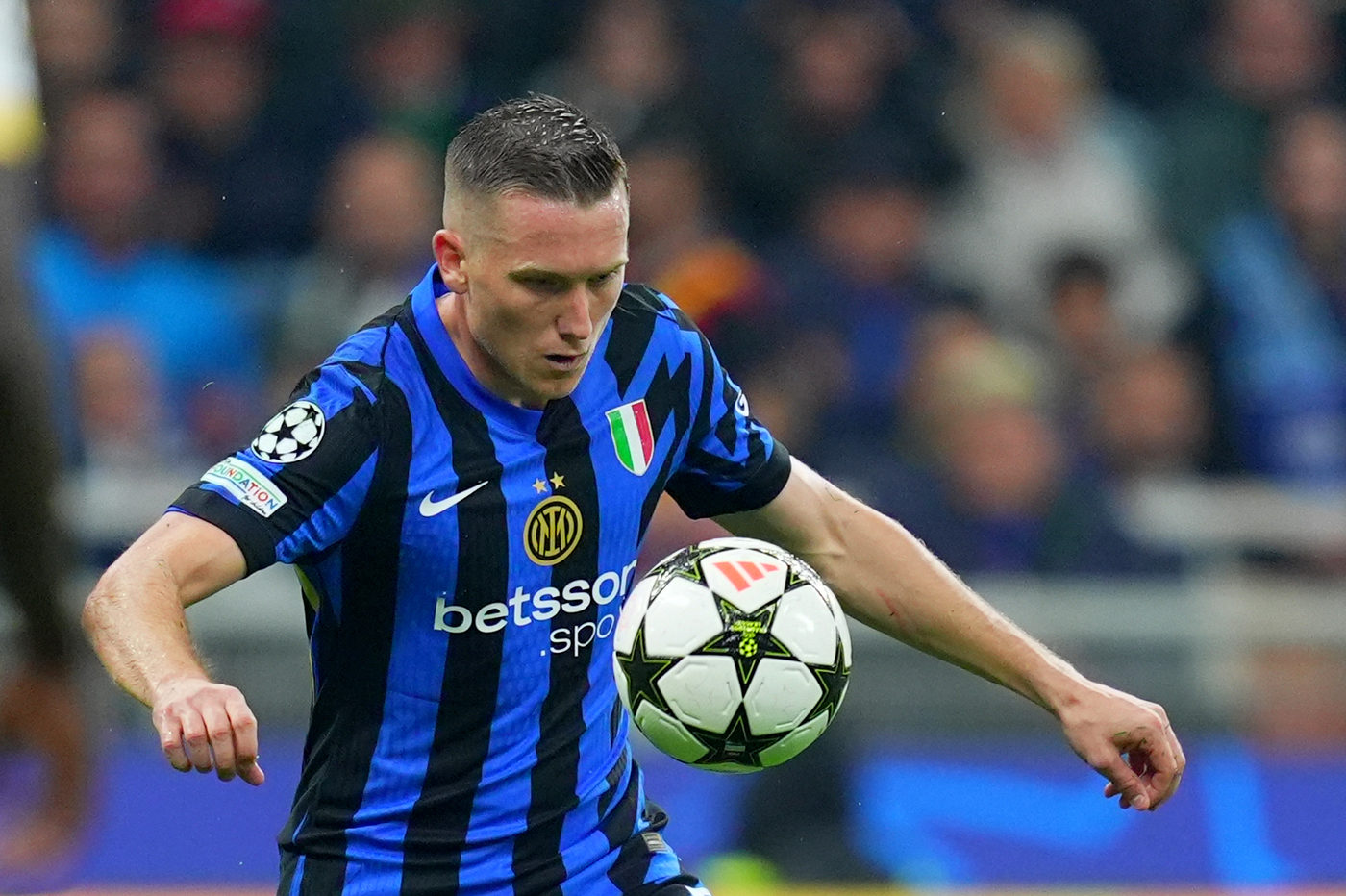 Il centrocampista dell'Inter Piotr Zielinski in campo in Champions League contro la Stella Rossa