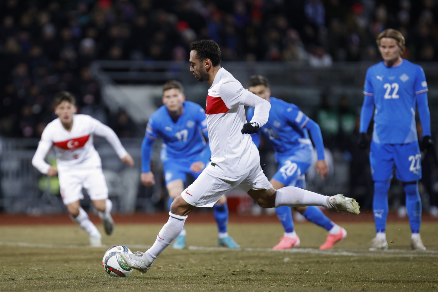 Hakan Calhanoglu rigore con la Turchia