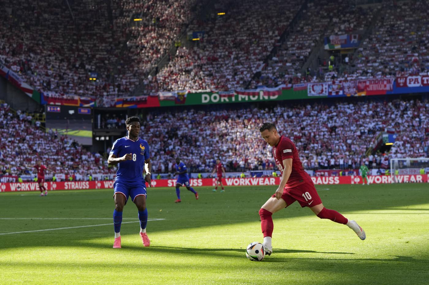 Piotr Zielinski in azione con la maglia della Polonia