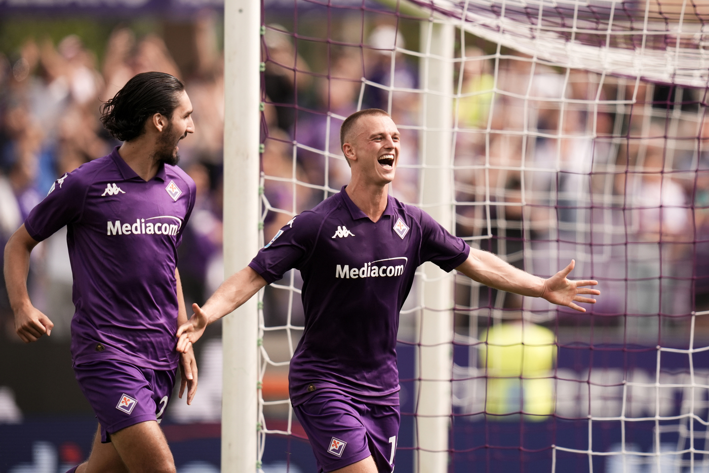 L'attaccante della Fiorentina Albert Gudmundsson esulta per un gol segnato in Serie A