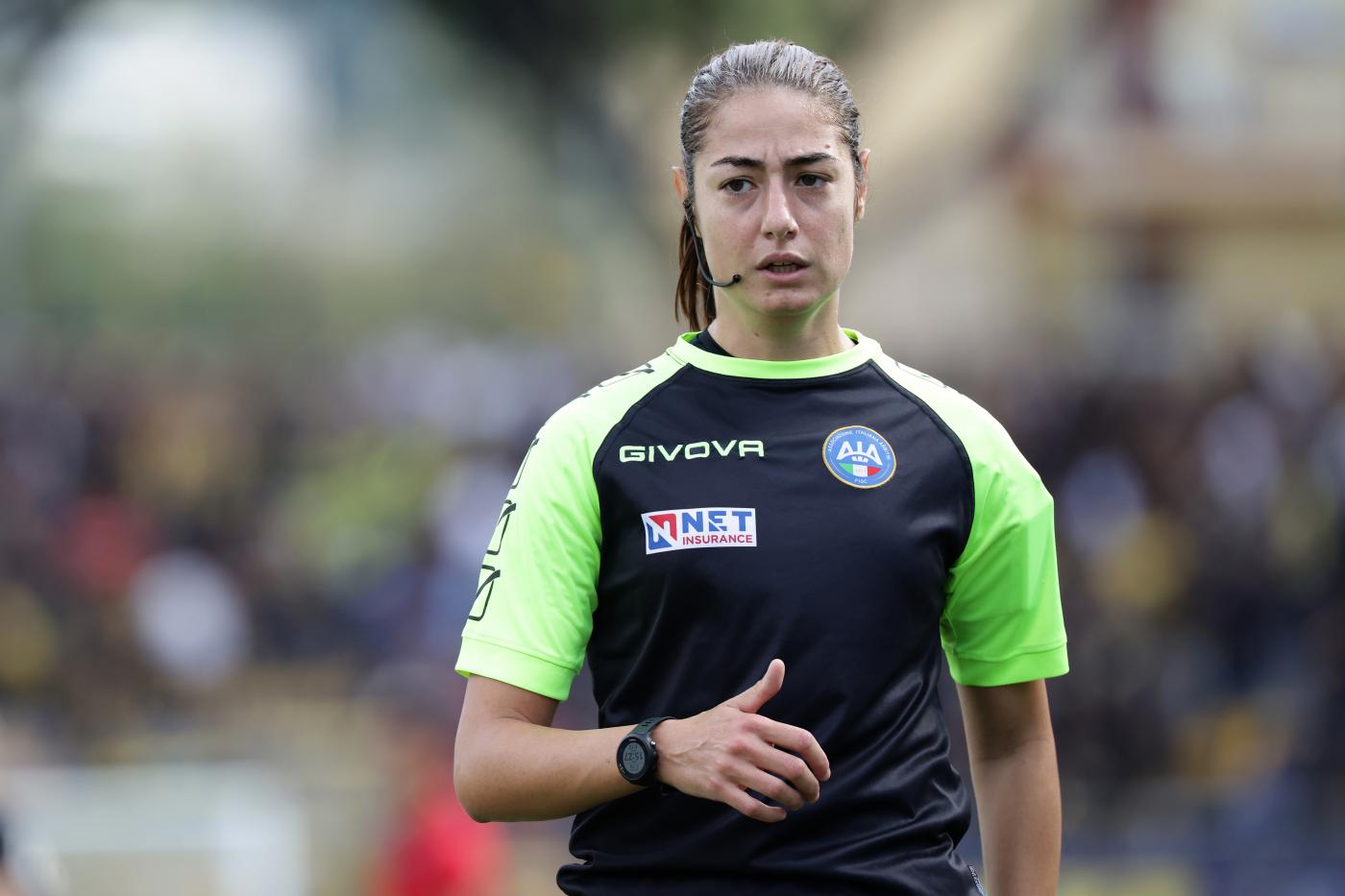 Maria Sole Ferrieri-Caputi dirige una partita di Serie B