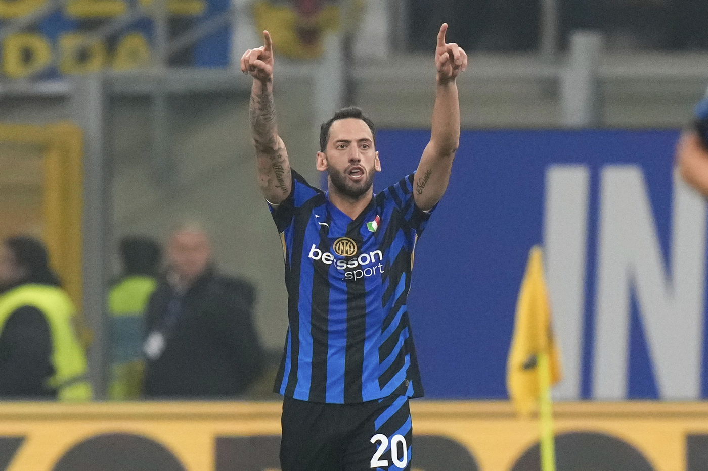 Il centrocampista dell'Inter Hakan Calhanoglu esulta dopo il gol segnato al Napoli in Serie A