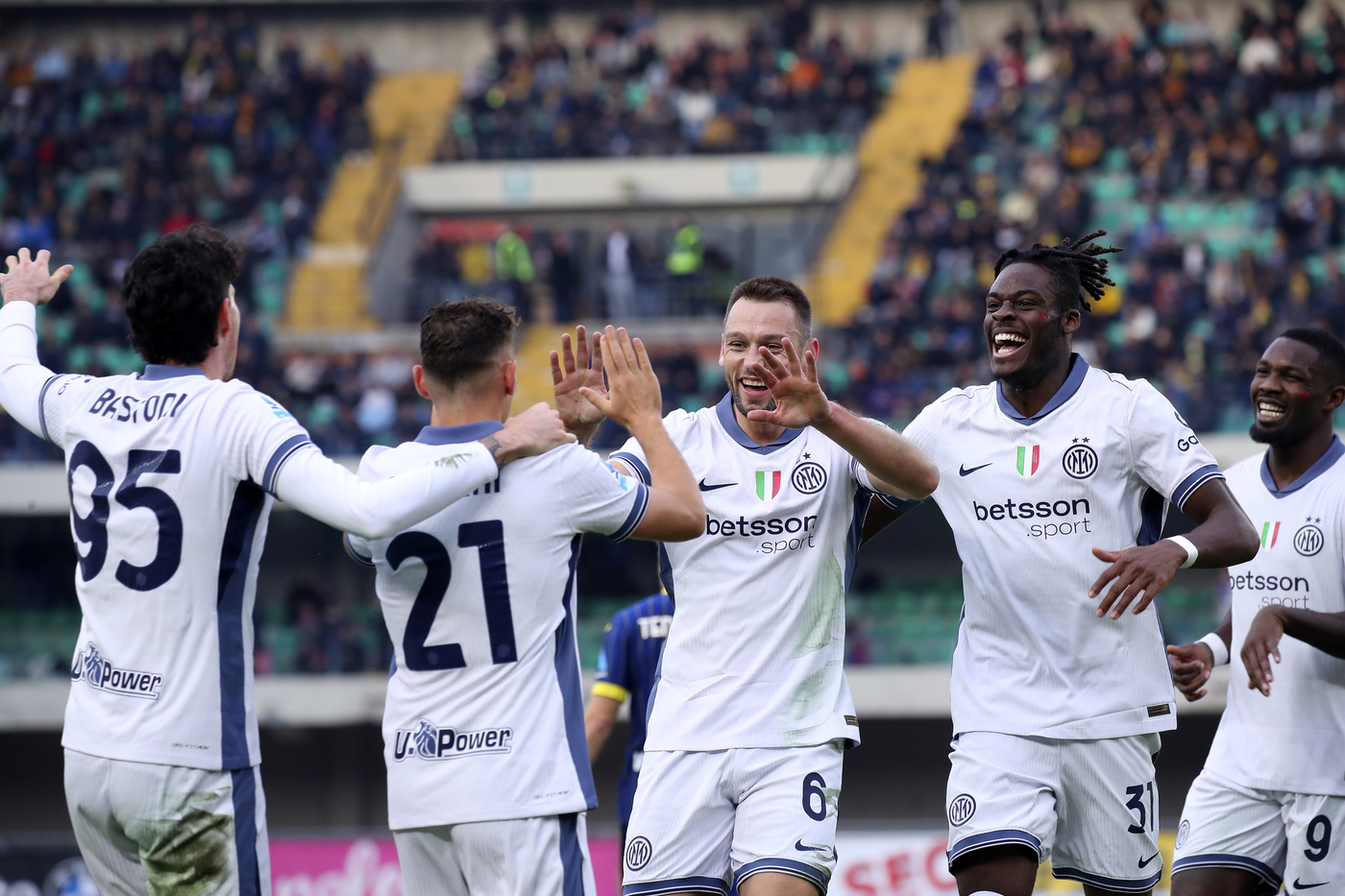 I giocatori dell'Inter esultano per un gol segnato in casa del Verona