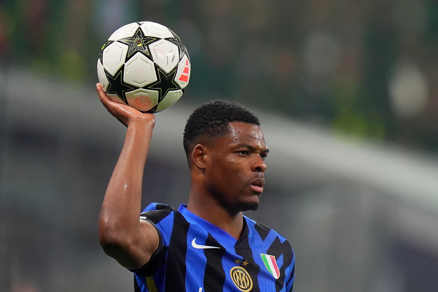 L'esterno difensivo dell'Inter Denzel Dumfries effettua una rimessa laterale