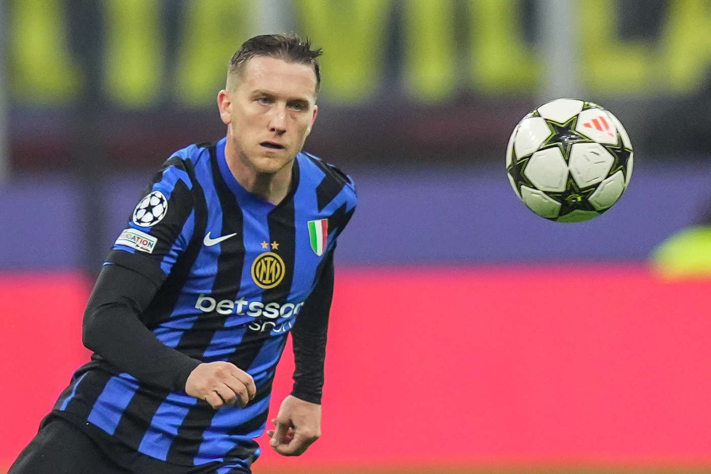 Il centrocampista dell'Inter Piotr Zielinski rincorre il pallone in campo contro il Lipsia in Champions League