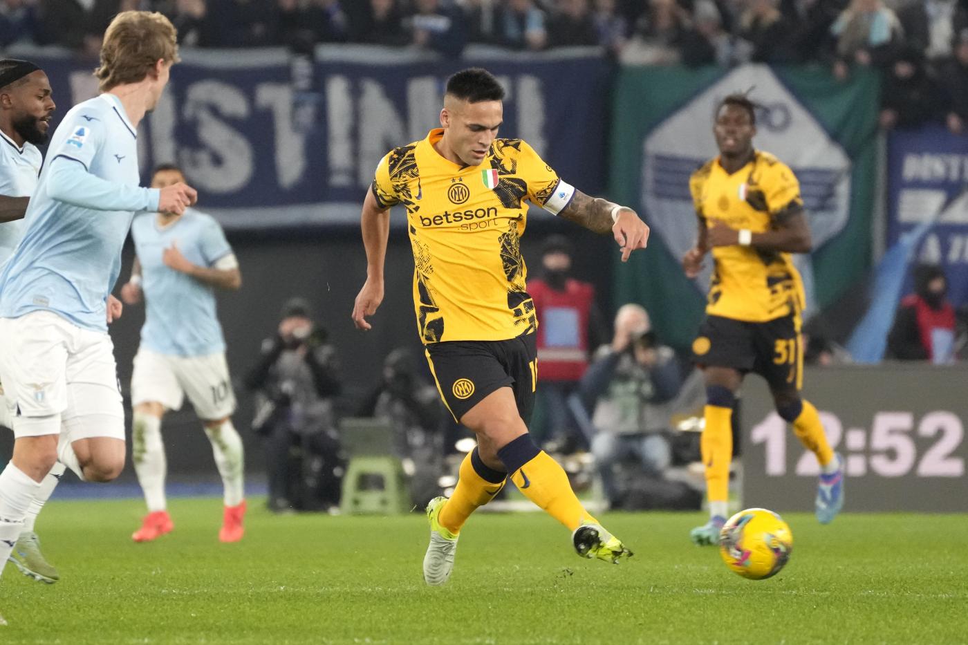 L'attaccante dell'Inter Lautaro Martinez avanza col pallone in campo contro la Lazio all'Olimpico