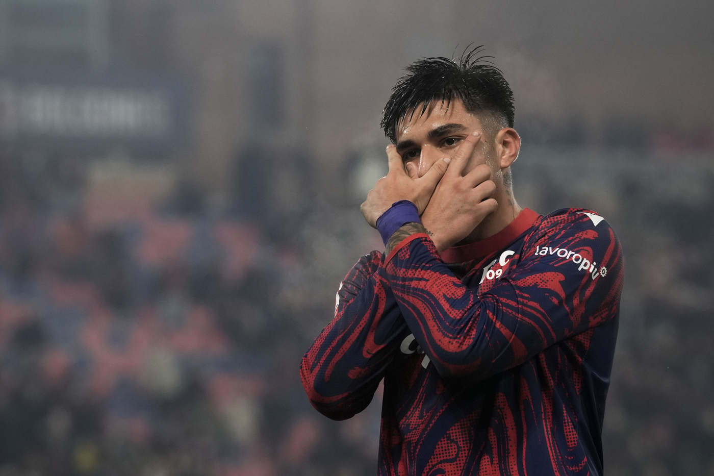 L'attaccante del Bologna Santiago Castro esulta dopo un gol in Coppa Italia contro il Monza