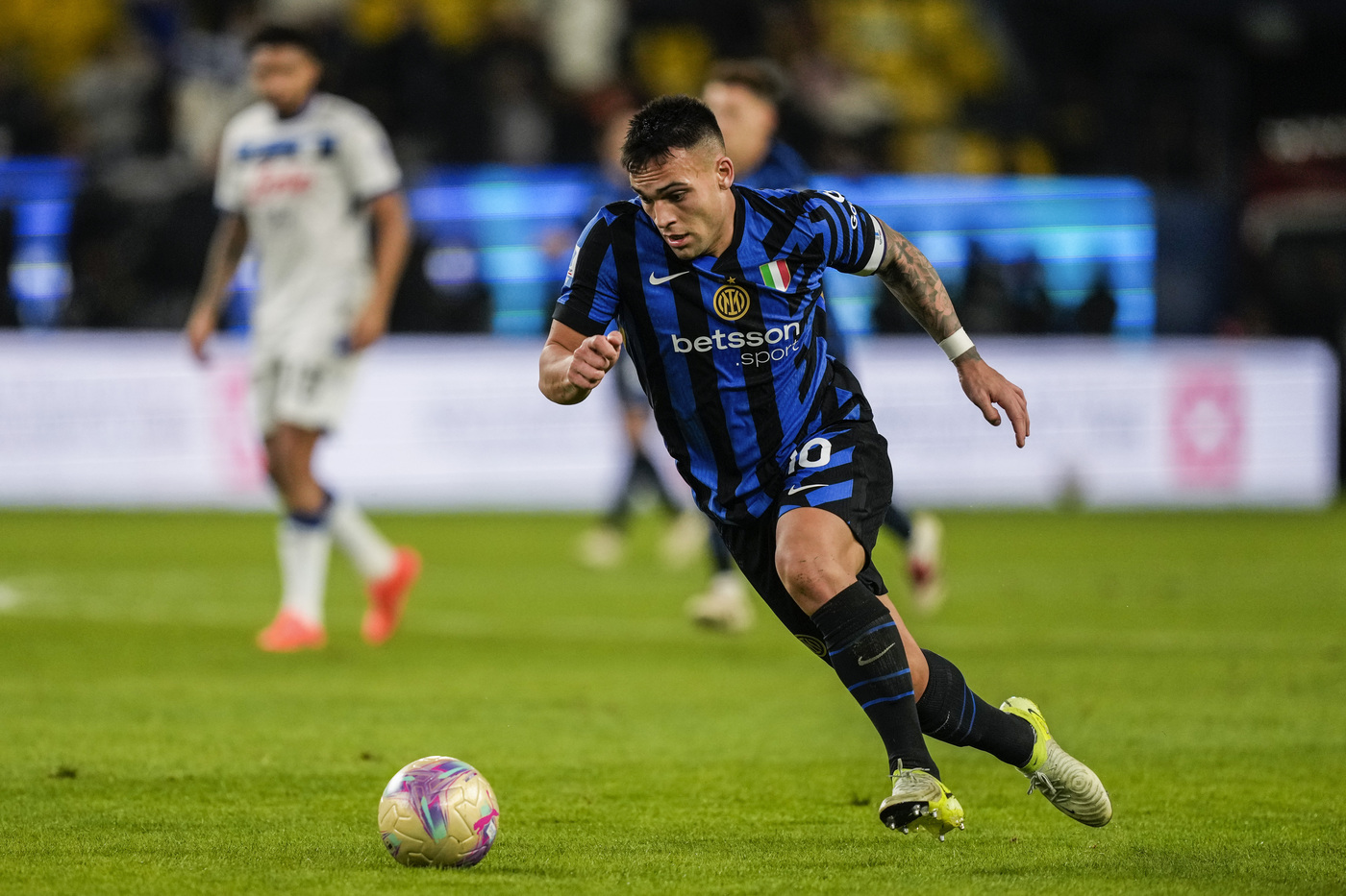 Il capitano dell'Inter Lautaro Martinez in campo contro l'Atalanta in Supercoppa Italiana