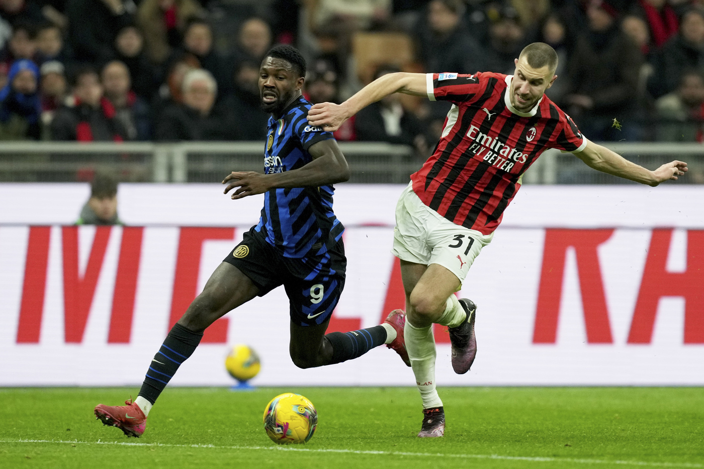 Pavlovic e Thuram a contrasto in Milan-Inter