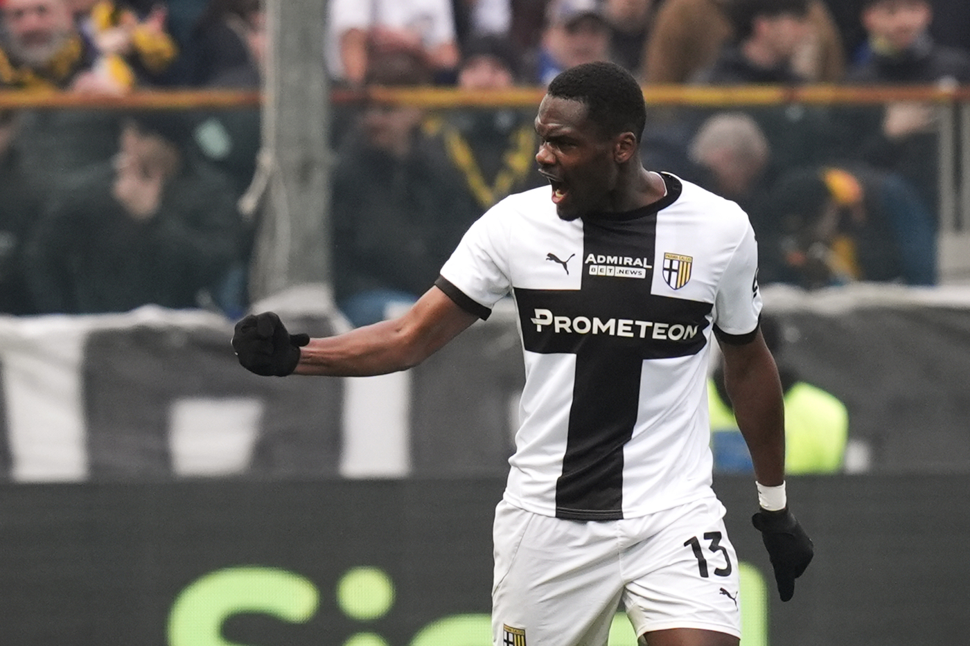 L'attaccante del Parma Yoan-Ange Bonny esulta dopo un gol segnato in Serie A al Bologna Nerazzurrisiamonoi.it