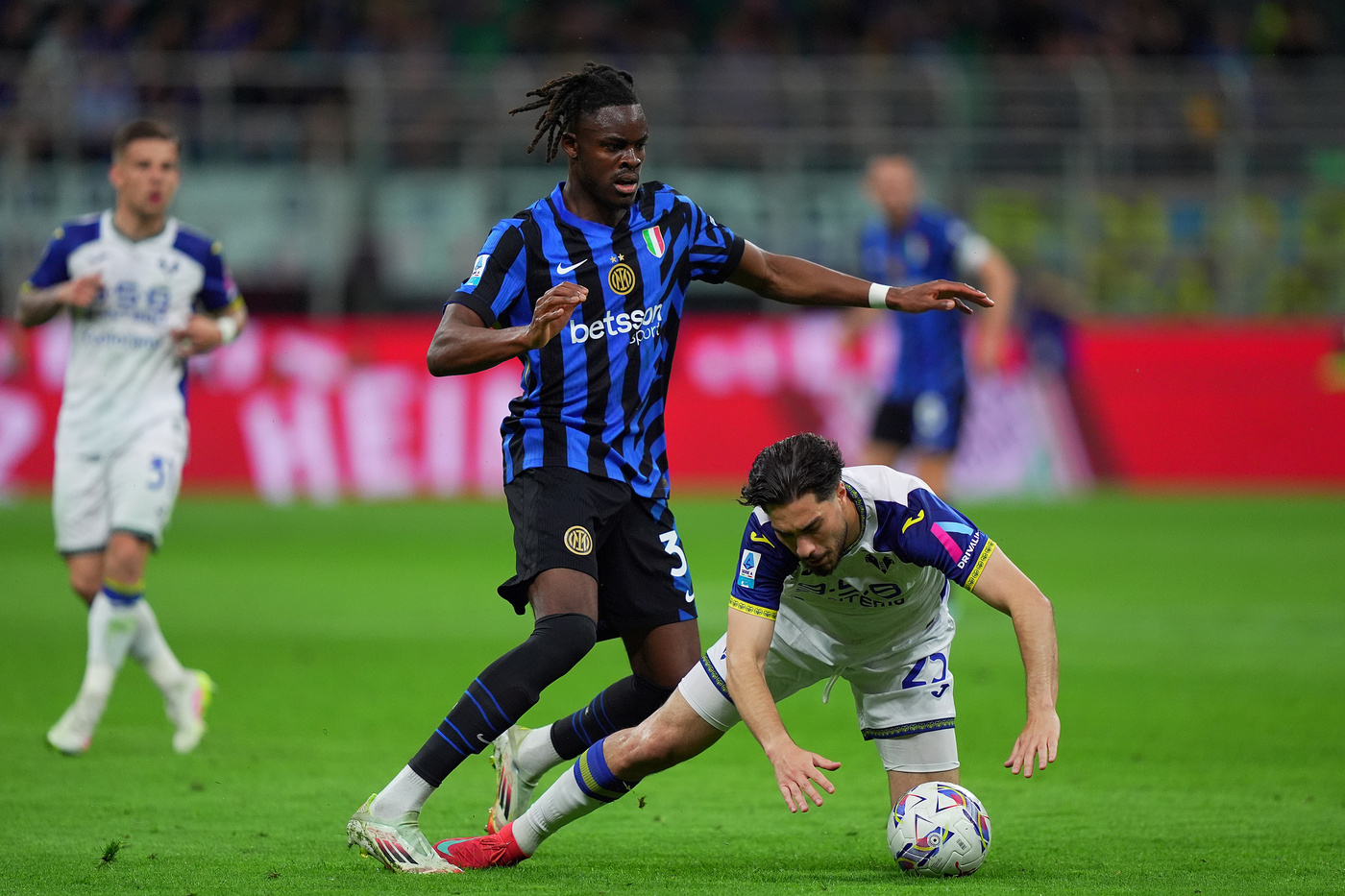 Il difensore dell'Inter Yann Bisseck subisce fallo da Sarr dell'Hellas Verona Nerazzurrisiamonoi.it
