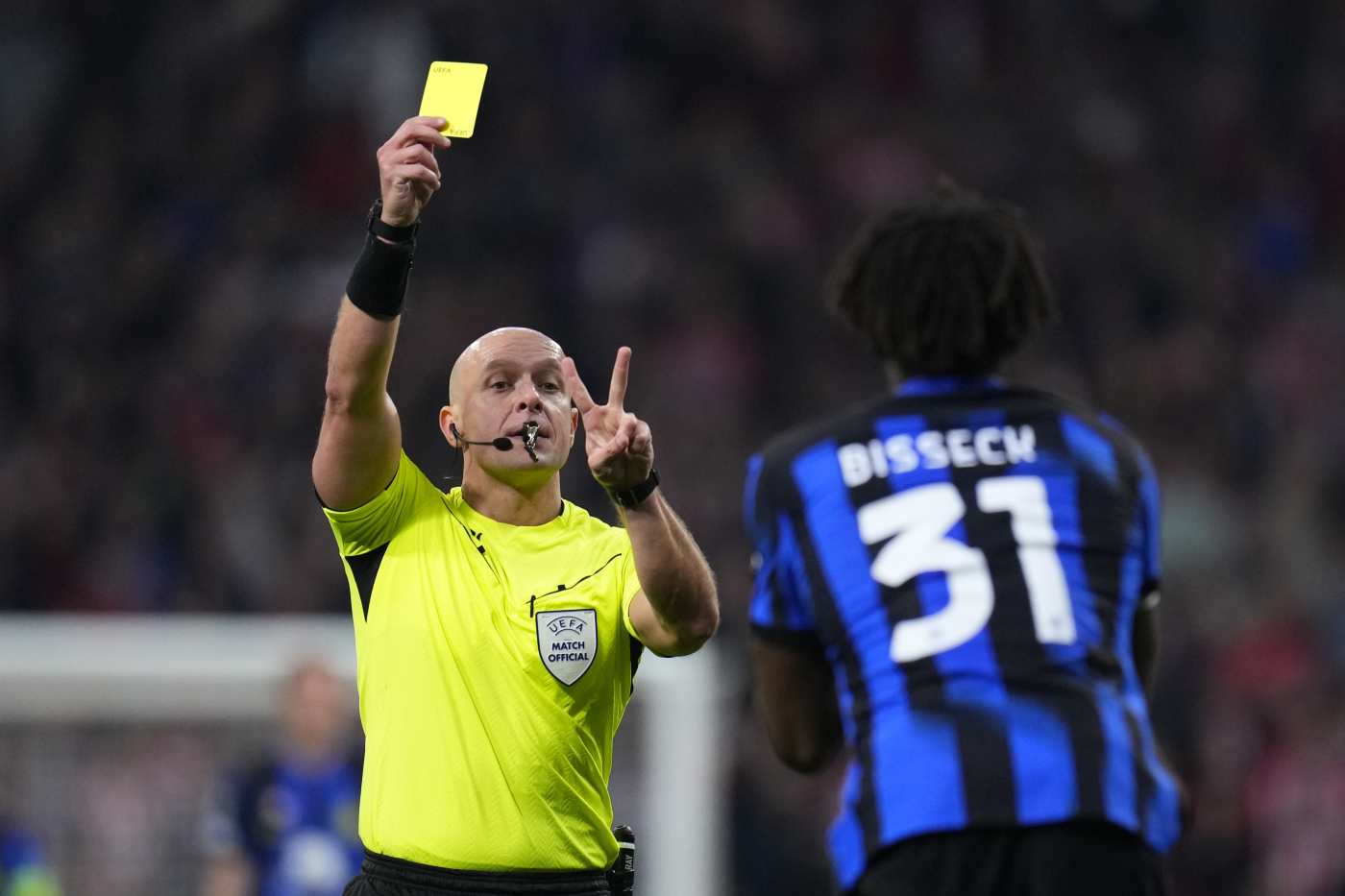 L'arbitro Szymon Marciniak ammonisce Bisseck in Atletico Madrid-Inter di Champions League