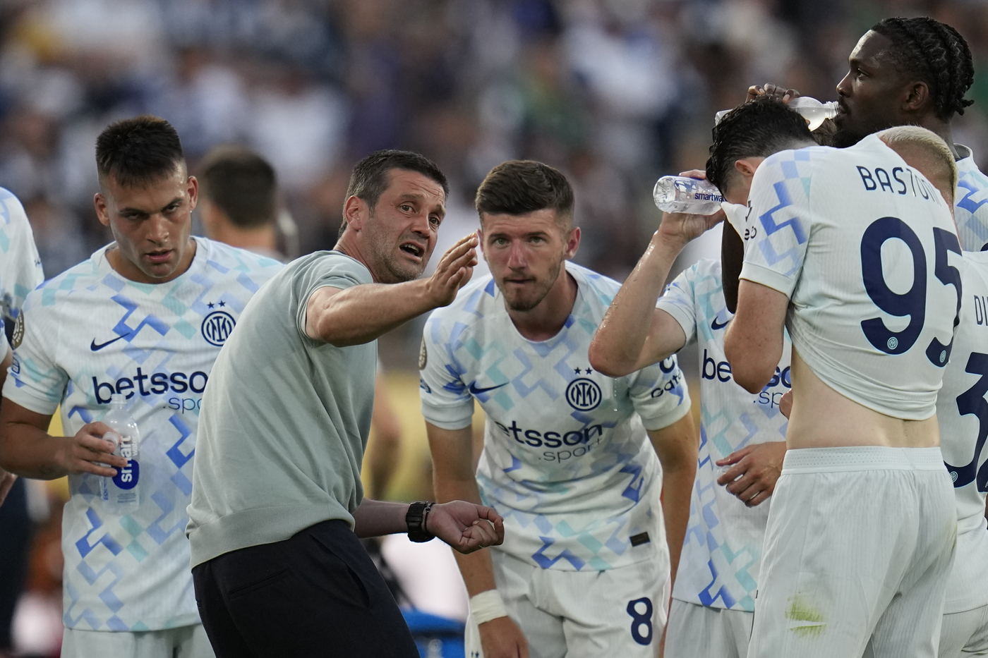 Cristian Chivu dialoga con la squadra I Monterrey Inter