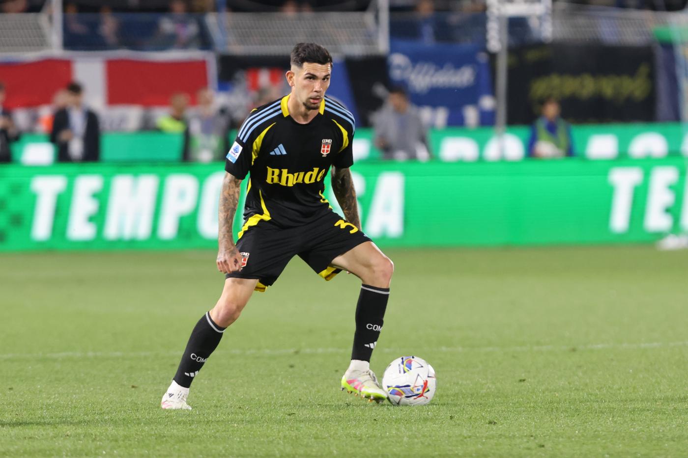 Il centrocampista del Como Da Cunha in campo contro l'Inter in Serie A