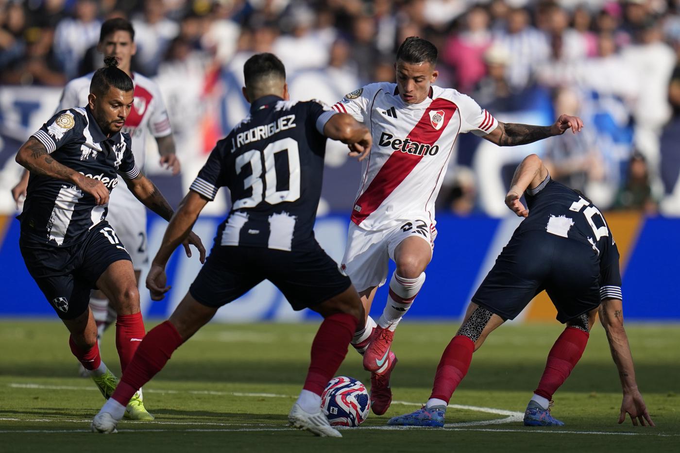 Il centrocampista del River Plate Kevin Castano in campo contro il Monterrey al Mondiale per Club Nerazzurrisiamonoi.it