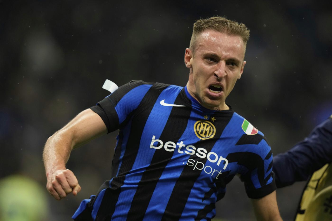 Il centrocampista dell'Inter Davide Frattesi esulta per un gol segnato in Champions League Nerazzurrisiamonoi.it