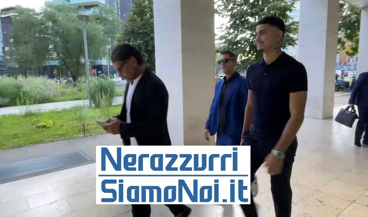 Simone Cinquegrano nella sede dell'Inter per firmare il contratto Nerazzurrisiamonoi.it