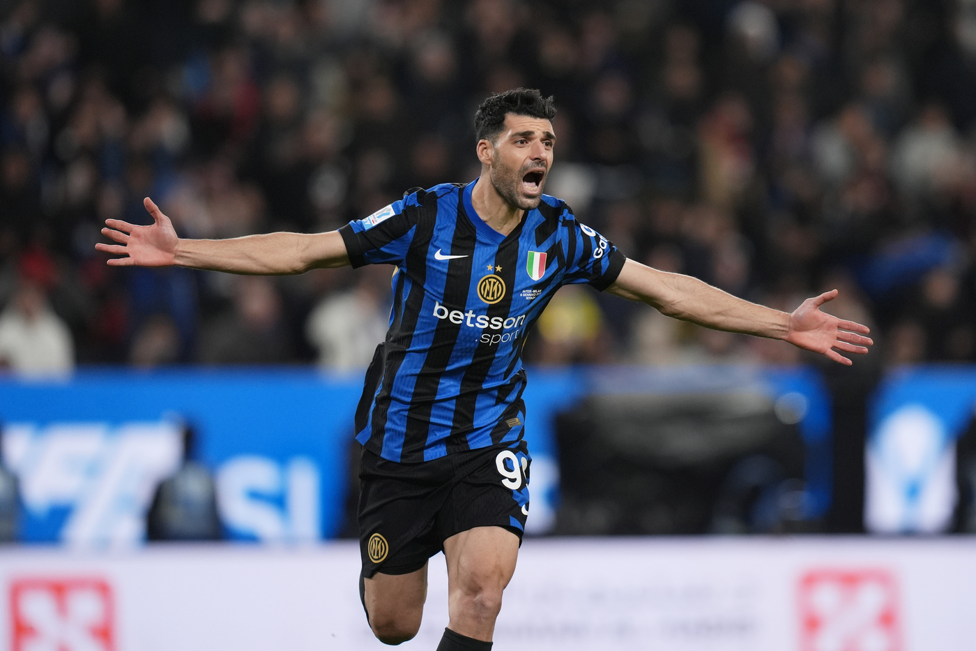 L'attaccante dell'Inter Mehdi Taremi esulta per un gol segnato in nerazzurro Nerazzurrisiamonoi.it