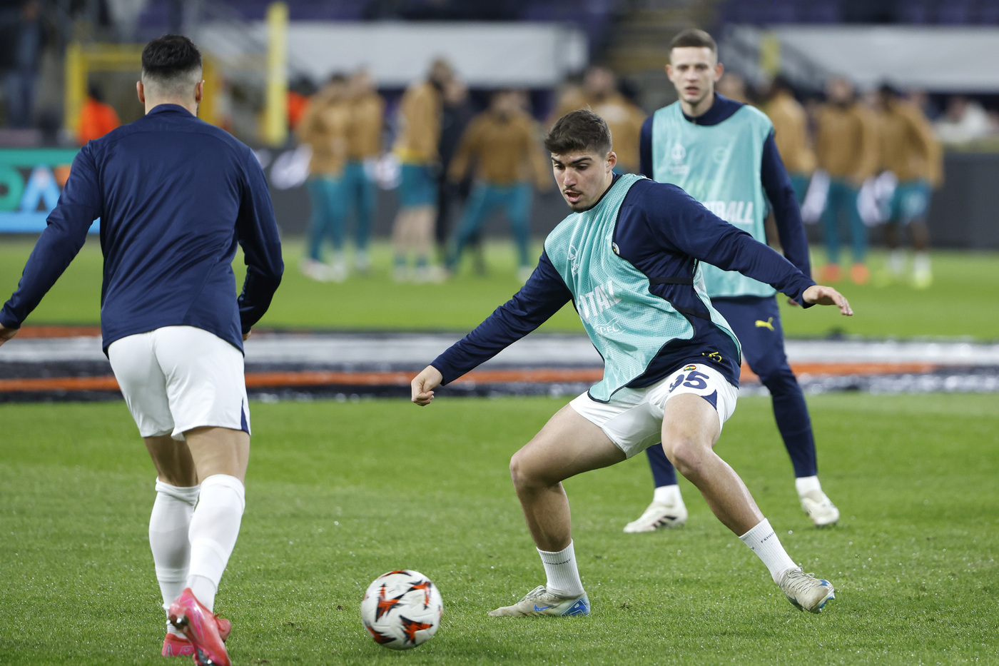 Il difensore del Fenerbaçe Yusuf Akcicek durante un riscaldamento