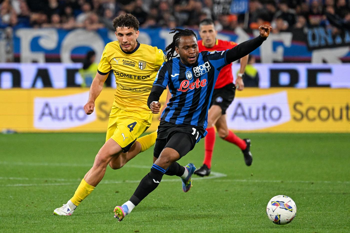 L'attaccante dell'Atalanta Ademola Lookman in campo con la Dea Nerazzurrisiamonoi.it