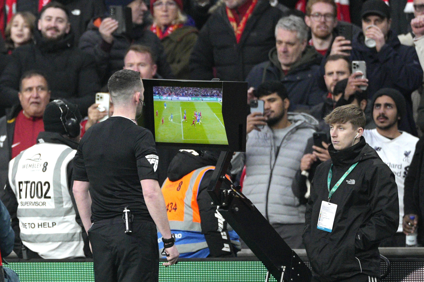 Chris Kavanagh arbitro Inter Slavia Praga