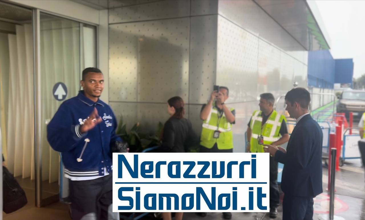 Akanji arriva a Milano (1° settembre 2025)