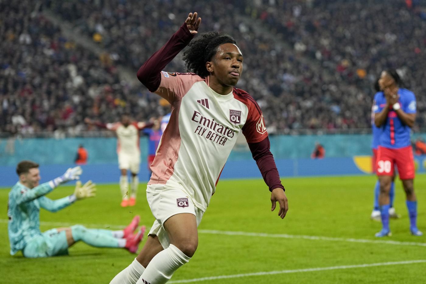 L'attaccante Malick Fofafa esulta per un gol segnato in Europa League con la maglia del Lione Nerazzurrisiamonoi.it