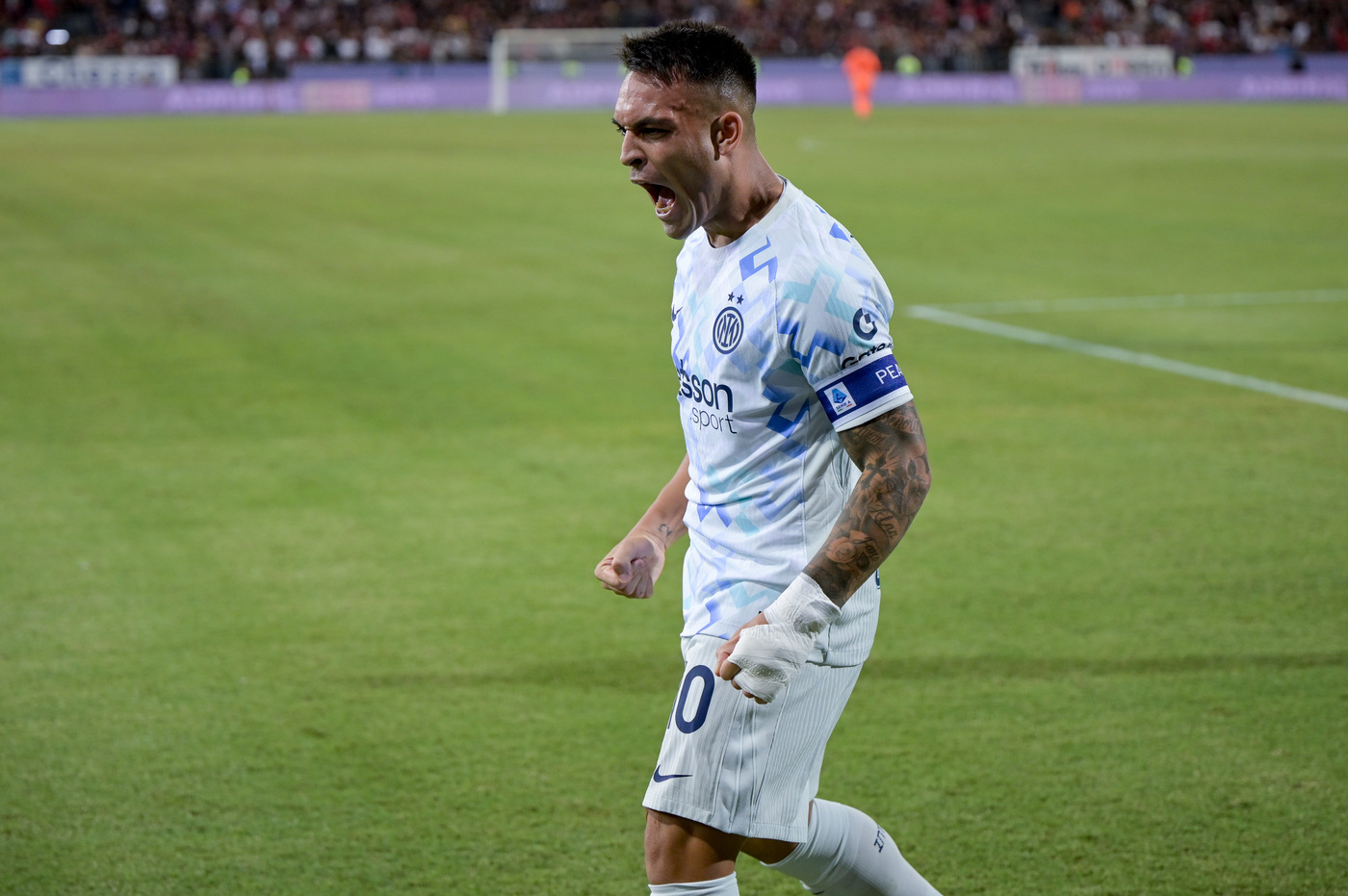 Il capitano dell'Inter Lautaro Martinez esulta dopo il gol segnato al Cagliari Nerazzurrisiamonoi.it