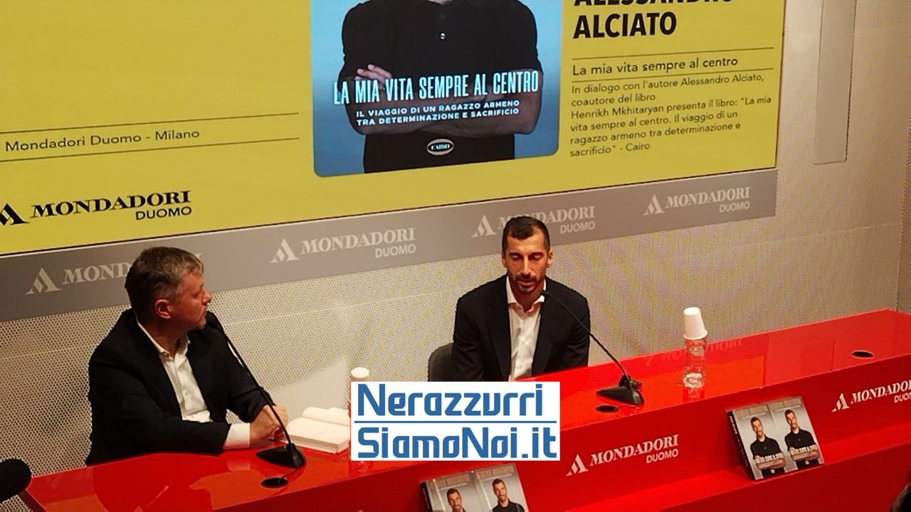 Henrik Mkhitaryan sul palco durante la presentazione della sua autobiografia Nerazzurrisiamonoi.it