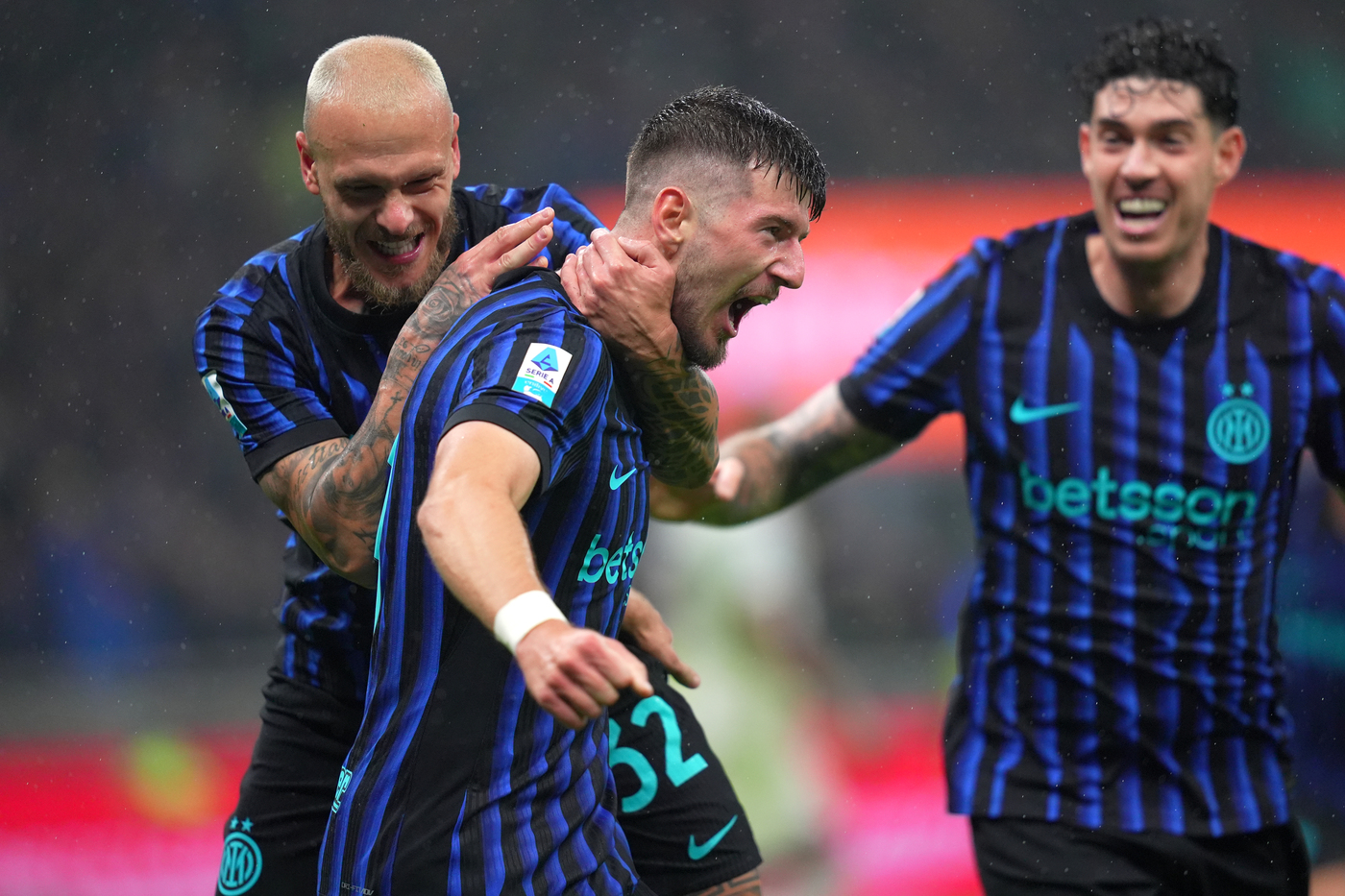 Sucic festeggia con i compagni il gol segnato alla Fiorentina Nerazzurrisiamonoi.it