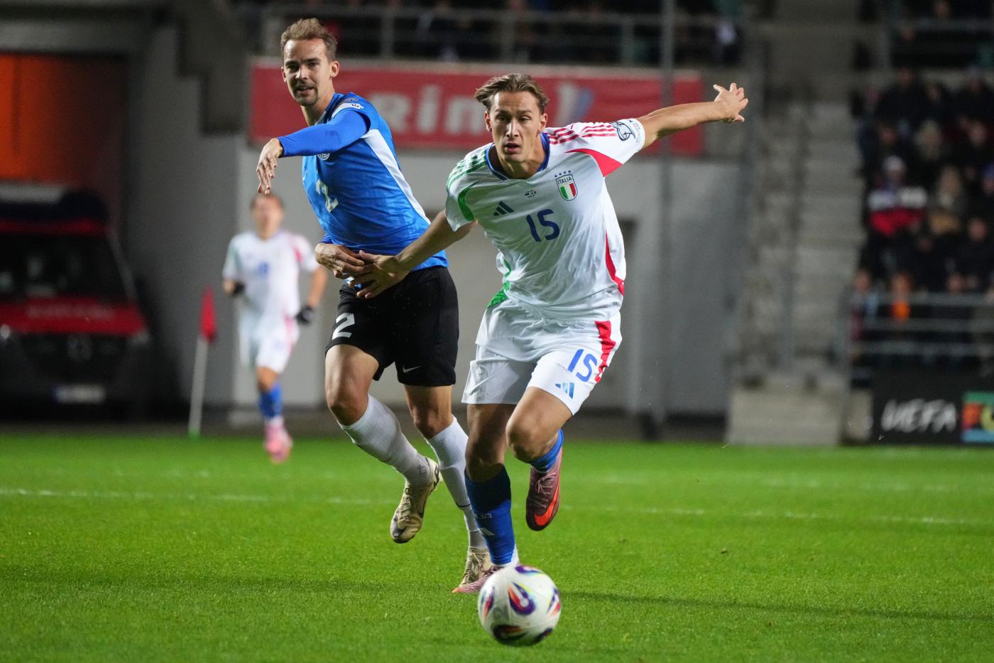 Francesco Pio Esposito in campo durante Estonia-Italia
