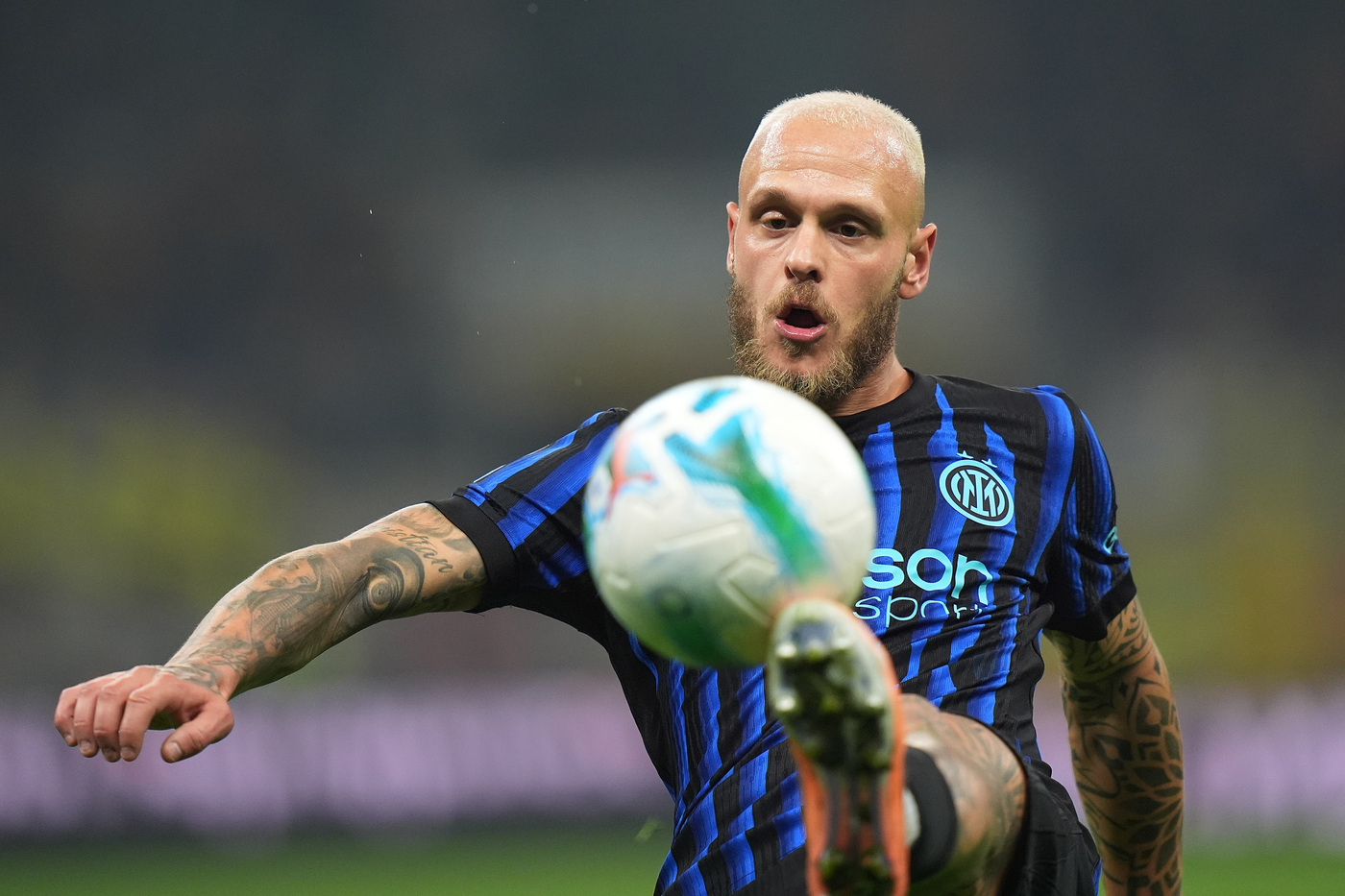 Federico Dimarco aggancia un pallone durante Inter-Lazio Nerazzurrisiamonoi.it