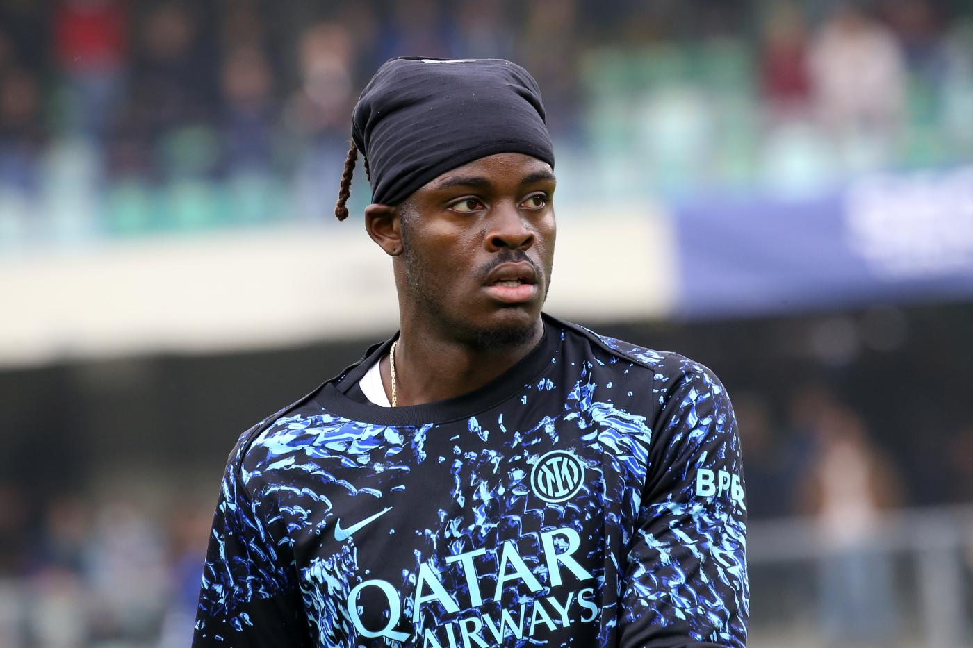 Yann Bisseck durante il riscaldamento pre Verona-Inter Nerazzurrisiamonoi.it