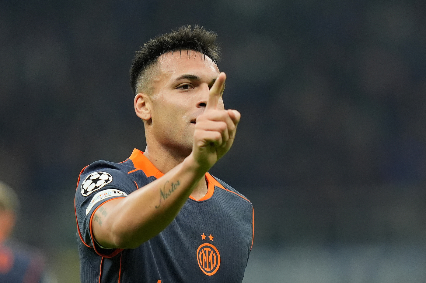 Lautaro Martinez in campo durante Inter-Kairat in Champions League Nerazzurrisiamonoi.it